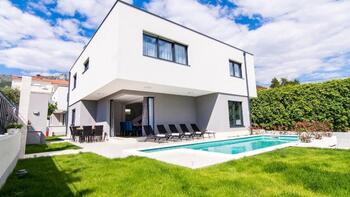 Two brand-new villas in Kastel Kambelovac with swimming pools for sale in a package 