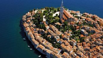 Csodálatos épület eladó Rovinjban, mindössze 150 méterre a tengertől 