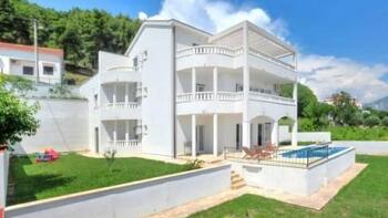 Solide Villa mit Pool und fantastischer Aussicht in Solin bei Split 