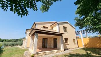 Second part of double house for sale in Kaštelir 