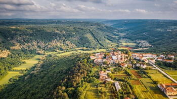 Adrionika bietet städtisches Land in Tinjan an 