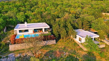 Villa in Kostrena with beautiful sea view on a large land plot of 2200 sq.m. 