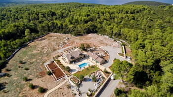 Authentic Dalmatian hacienda on the island of Hvar just 800 meters from the sea 