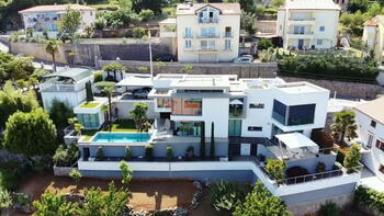 Luxury villa with beautiful sea views, swimming pool in Lovran 