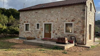 Wonderful stone house in Jelsa outskirts on Hvar just 1,5 km from the sea on land of 2434 sq.m. 