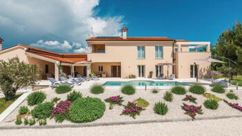 Beautiful estate with olive grove on 5800 sq.m. of land 