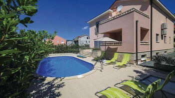 Magnifique villa familiale à Kastela avec piscine et garage, à seulement 300 mètres de la plage 