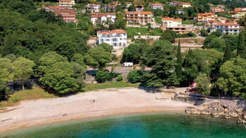 Fantastique propriété touristique avec 6 appartements de luxe en face de la plage de sable sur la Riviera d'Opatija 
