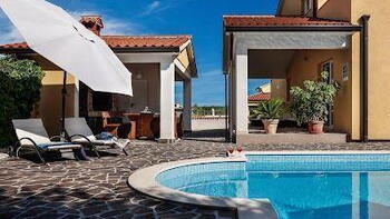Villa mit Pool und Garage zu verkaufen in der Gegend von Labin 