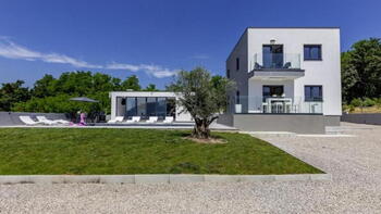 Modern villa with swimming pool on land plot of 2869 sq.m. in Čepić, Kršan 