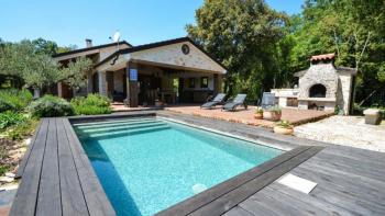 Unique villa in Rovinj area, swimming pool and stylish exterior, land plot 4369 sq.m. 
