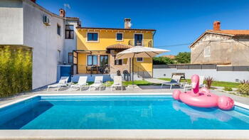 Beautiful villa with swimming pool in a quiet environment in Liznjan near Pula 