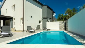 Semi-detached villetta with pool just 100 meters from the sea! 