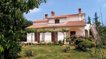 Merveilleuse maison près de la ville de Labin avec jardin paysager de 1052 m². 