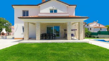 White villa with swimming pool near Porec, just 4 km from the sea 