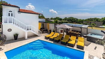 Holiday house with swimming pool in Duga Uvala area, just 2 km from the sea 
