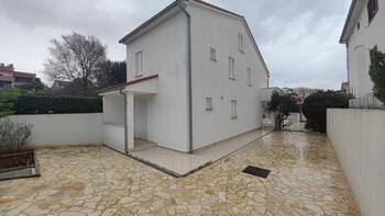 Haus in Njivice, Omišalj, nur 150 Meter vom Meer entfernt 