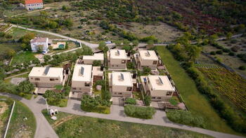 Complex of urbanized land plots with project and building permits for 6 lux villas 