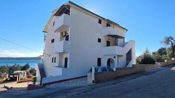 Wonderful touristic property in Zavala with 5 apartments, garage and multiple extra facilities 