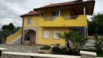 Lovely yellow-coloured house in Sveti Ivan Dobrinjski, Dobrinj 