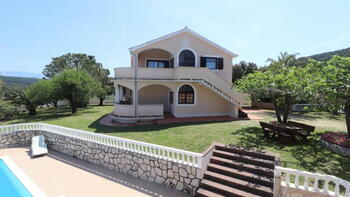 Вилла и многоквартирный дом в отличном месте на острове Раб в Супетарска Драга 