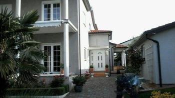 House of 3 apartments in Umag for sale, cca. 2,5 km from the sea 