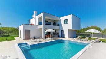 Bright looking villa with swimming pool in Marčana 