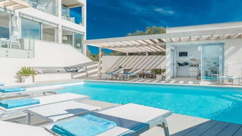 Světlá a světlá nemovitost pro 14 hostů s vyhřívaným bazénem v Bininje u Zadaru, pouhých 600 metrů od pláže 