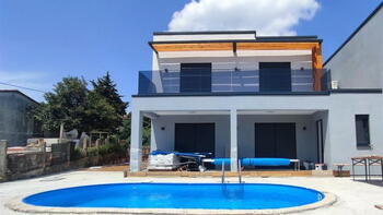 Modern villa with swimming pool cca 5 km from the sea in Labin area 
