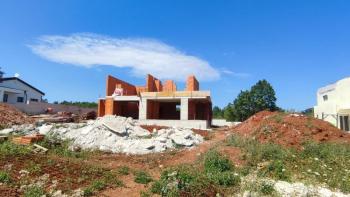 Villa dans la région de Labin-Rabac en construction, dans des villas de luxe modernes entourant 
