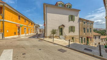 Charming apartment house in the center of historical Vrsar, 4 rental units 