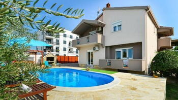 Schöne Villa mit Swimmingpool in der Gegend von Zadar 