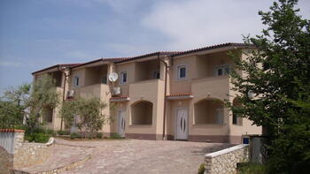 Mini-hotel of 4 houses with 8 apartments and pool, Krk 