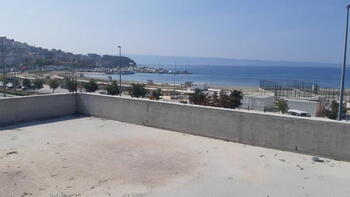 Nekompletní hotel na prodej pouhých 50 metrů od moře v oblasti Splitu 