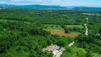 Eine Villa mit Swimmingpool in einer unberührten Umgebung 