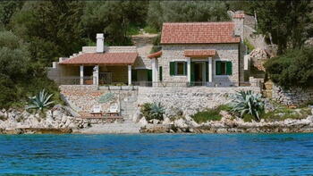 Stone house on Hvar by the sea with pier for a boat 