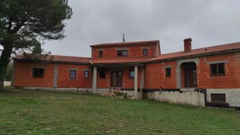 Villa under construction in Rovinj area, just 5 km from the sea 