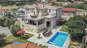 Lux villa in Jadreški, Ližnjan just 5 km from the beach, with 3 residential units 