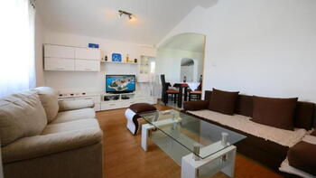 Nice house with three residential units in Porec area, with sea views 