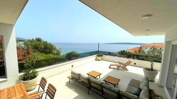 Magnifique propriété à Hvar avec restaurant et plusieurs appartements, à seulement 20 mètres de la mer 