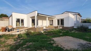Villa nouvellement construite dans la région de Rovinj, à 6 km de la mer avec piscine, le prix est fixé pour l&#39;étape actuelle 
