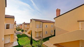 Комплекс домов в Медулине предлагает пристроенные виллы по 2 квартиры в каждой, всего в 140 метрах от моря. 