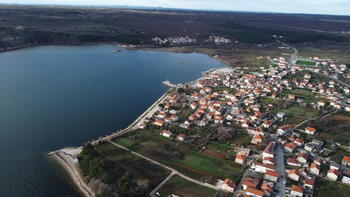 Terrain au premier rang de la mer près de Zadar 