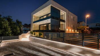 Tout simplement magnifique appartement de luxe avec piscine à seulement 150 mètres de la mer à Malinska ! 