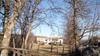 Haus in Garica, Vrbnik auf einem großen Grundstück von 2000 qm. 