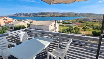 Tourist property with 11 apartments 150 meters from the sea on Pag 