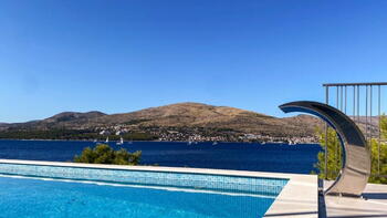 Outstanding waterfront modern villa with infinity pool within new community on Ciovo 