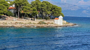 House on ideal location on the first line to the sea on Brac, destined to become a luxury villa 