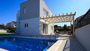 Villa neuve à Brodarica avec piscine et solarium à seulement 300 mètres de la mer 