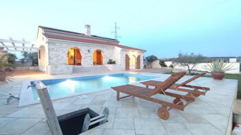 Beautiful stone villa in prestigious Brtonigla on 3565 sq.m. of land! 